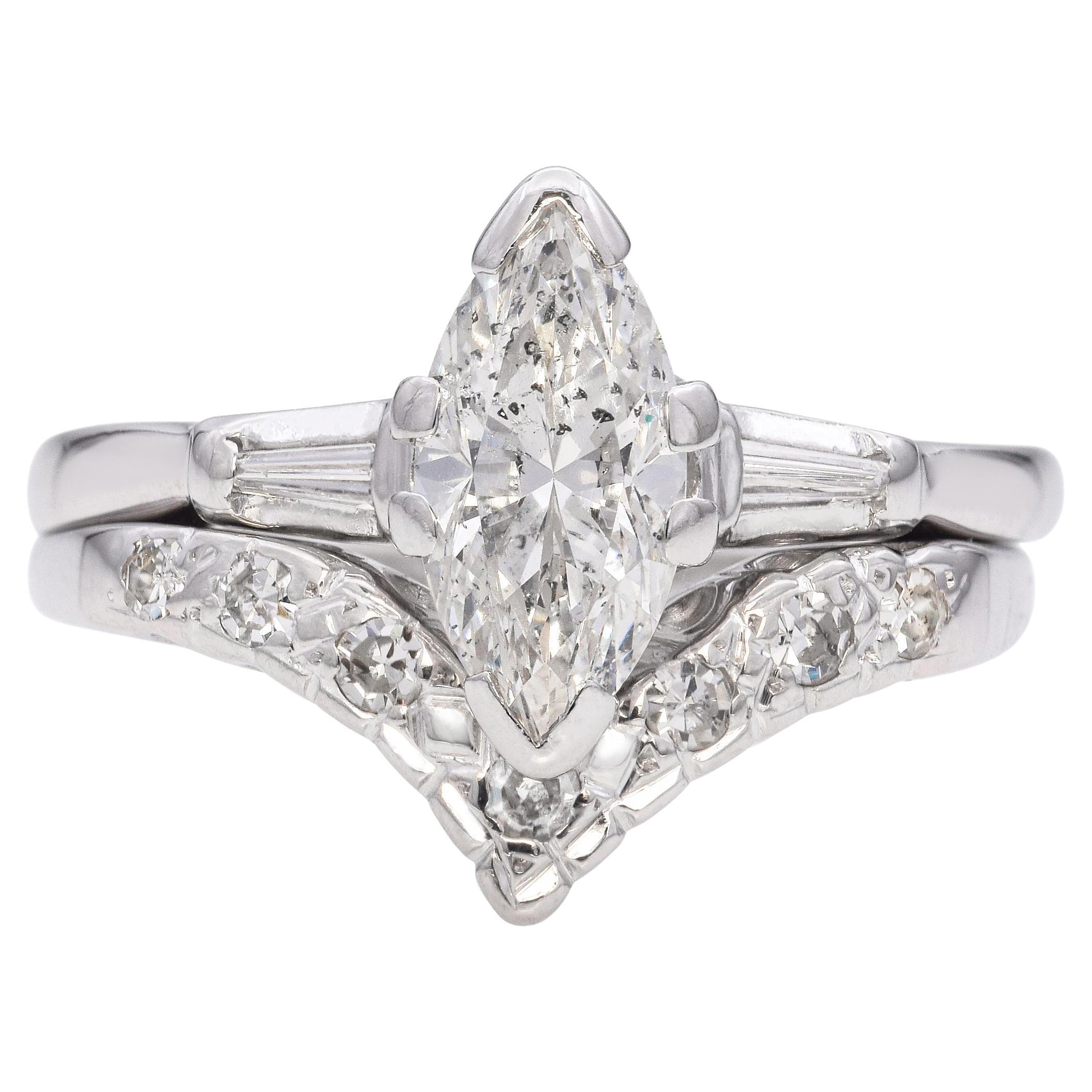 Anello di fidanzamento con diamante taglio marquise in oro bianco e fascia a V abbinata