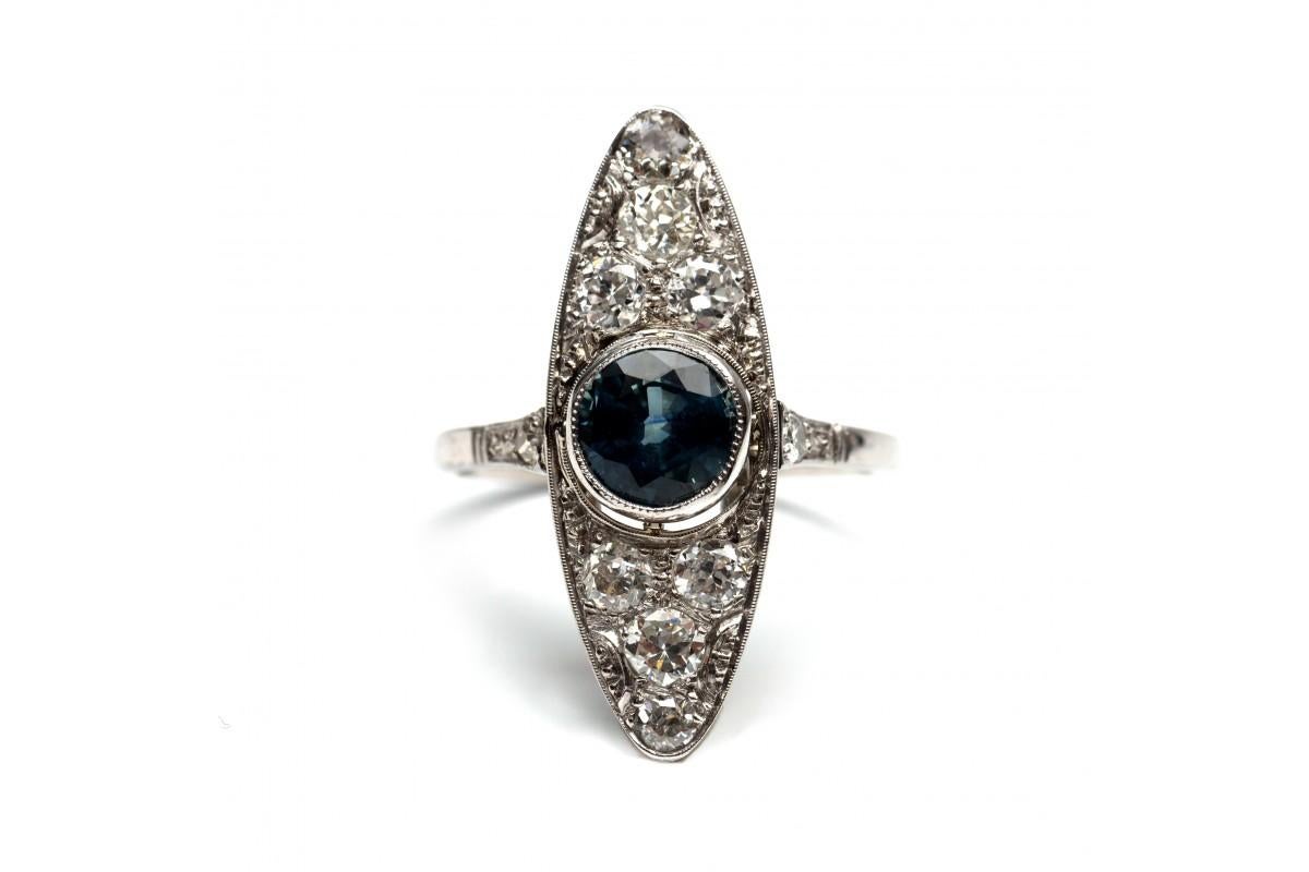 Taglio rotondo Anello marquise in oro bianco, bellissimo Art Deco con zaffiro e diamanti in vendita