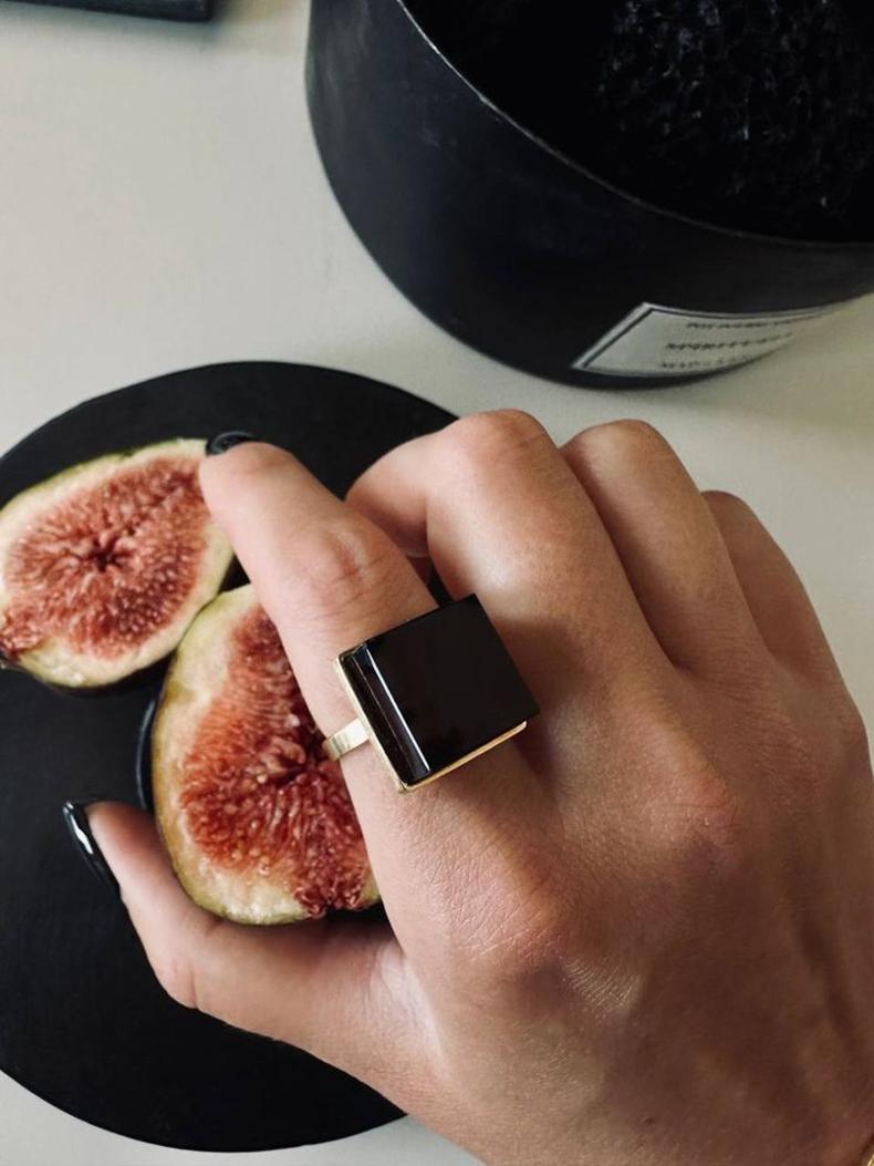 Dieser moderne Ring ist aus 14 Karat Weißgold gefertigt und mit einem 15x15x8 mm großen natürlichen Rauchquarz besetzt. Sie wurde sowohl in Harper's Bazaar als auch in Vogue UA vorgestellt. Dieses Stück kann persönlich signiert werden.

Das Design