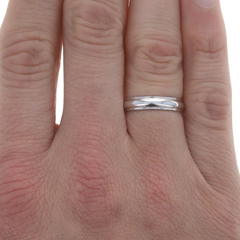 Size: 9

Metal Content: 14k White Gold

Style: Wedding Band without Stones
Theme: Ribbed Stripe
Features: Ribbed Detailing Spanning the Entire Perimeter

Measurements
Face Height (north to south): 3/16