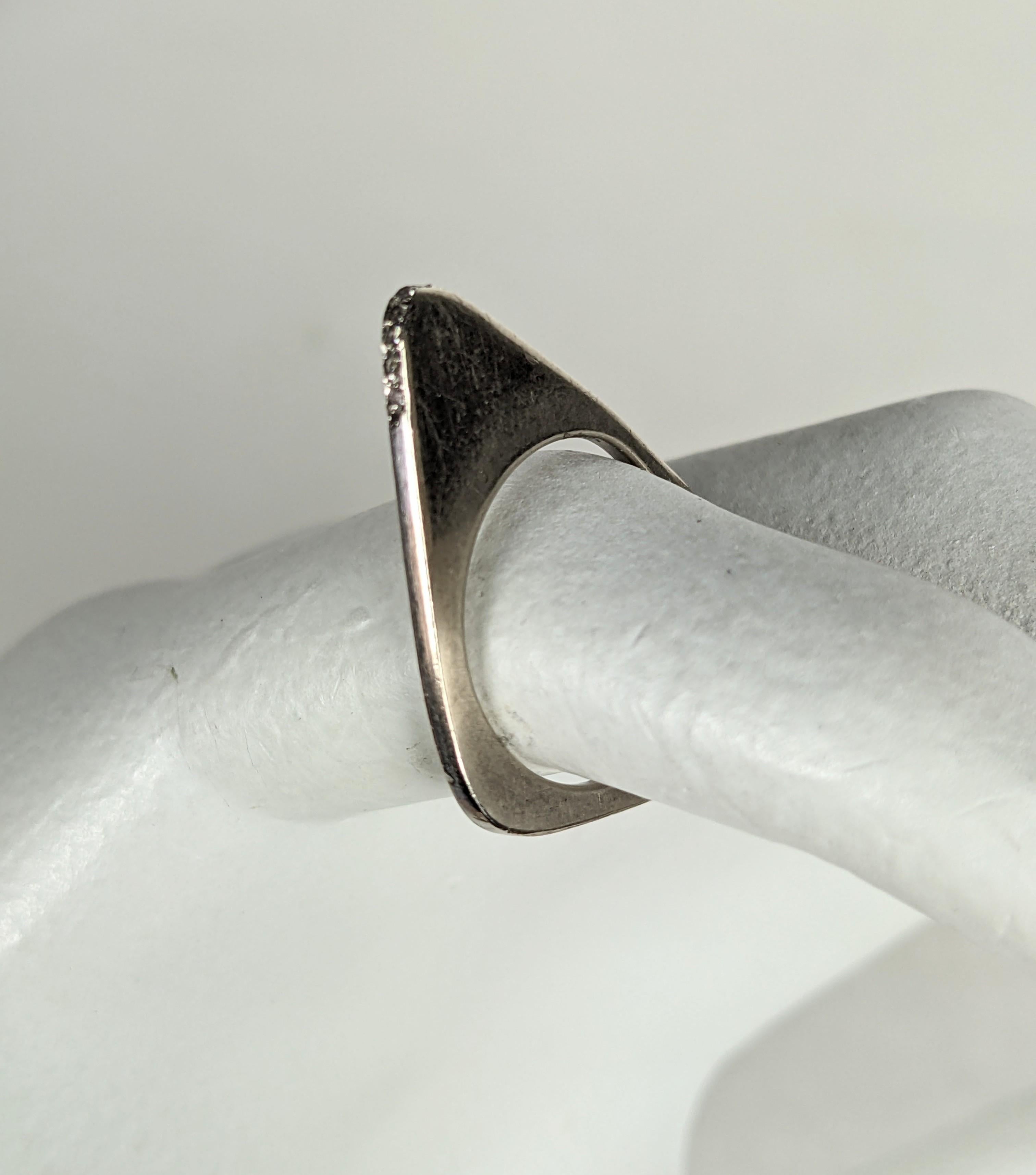 Bague moderniste en or blanc avec accents de diamants des années 1950. Ces bijoux sont parfaits pour être empilés, avec un design pointu rehaussé de 9 diamants sur le bord. Bague moderniste étonnante et cool. États-Unis d'Amérique, années 1950.