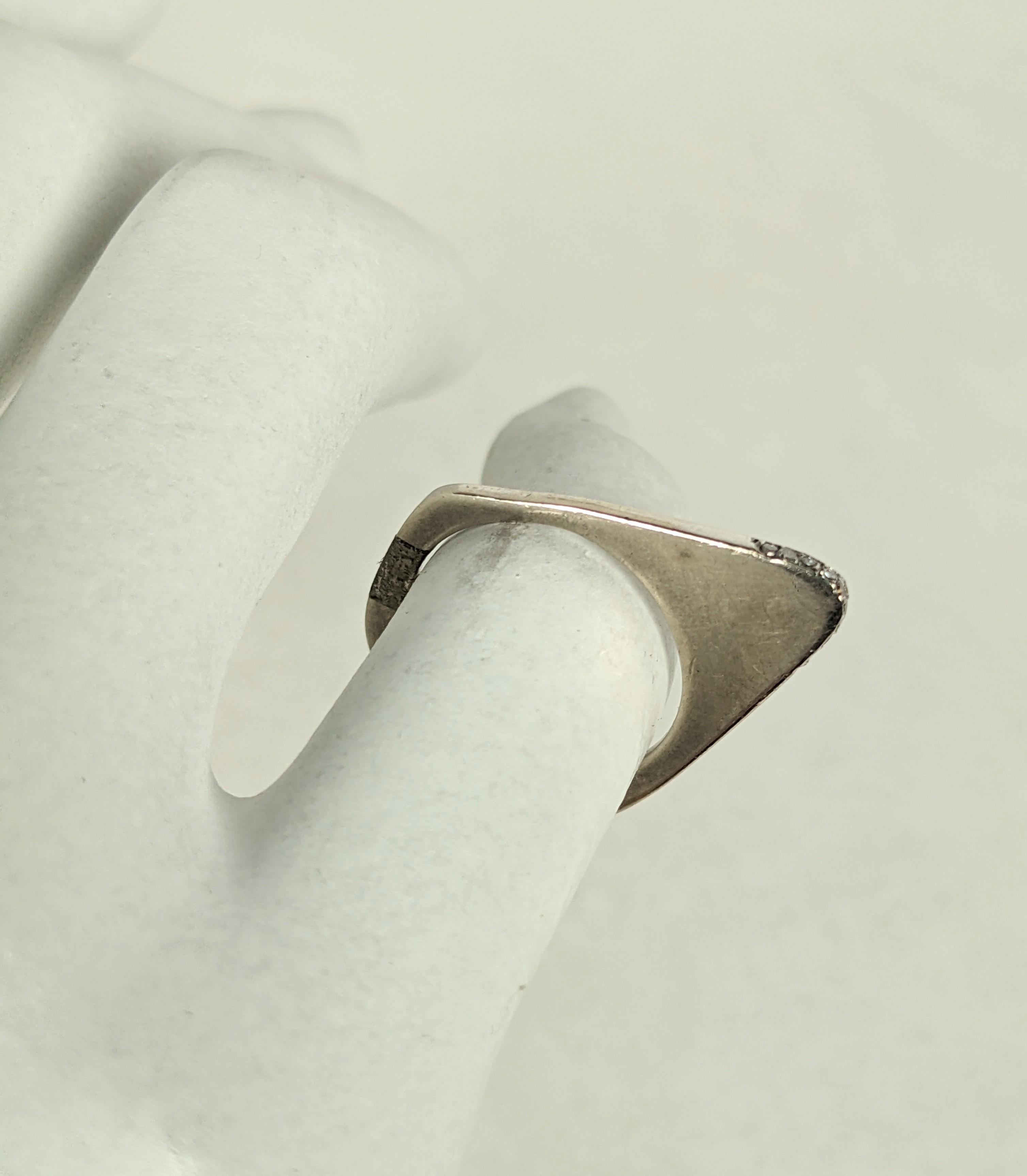 Moderniste Bague moderniste en or blanc avec accents de diamants en vente