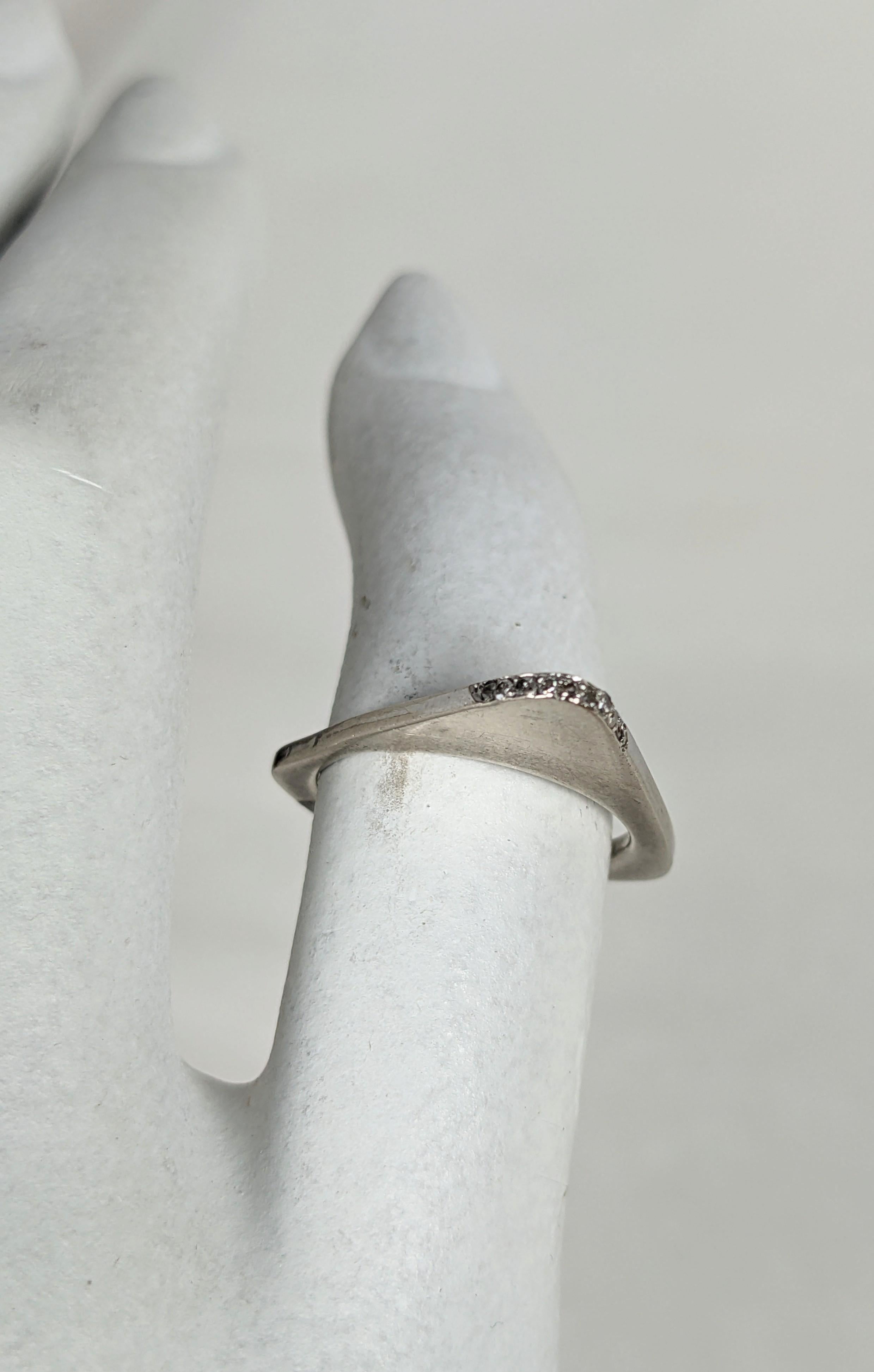 Taille ronde Bague moderniste en or blanc avec accents de diamants en vente