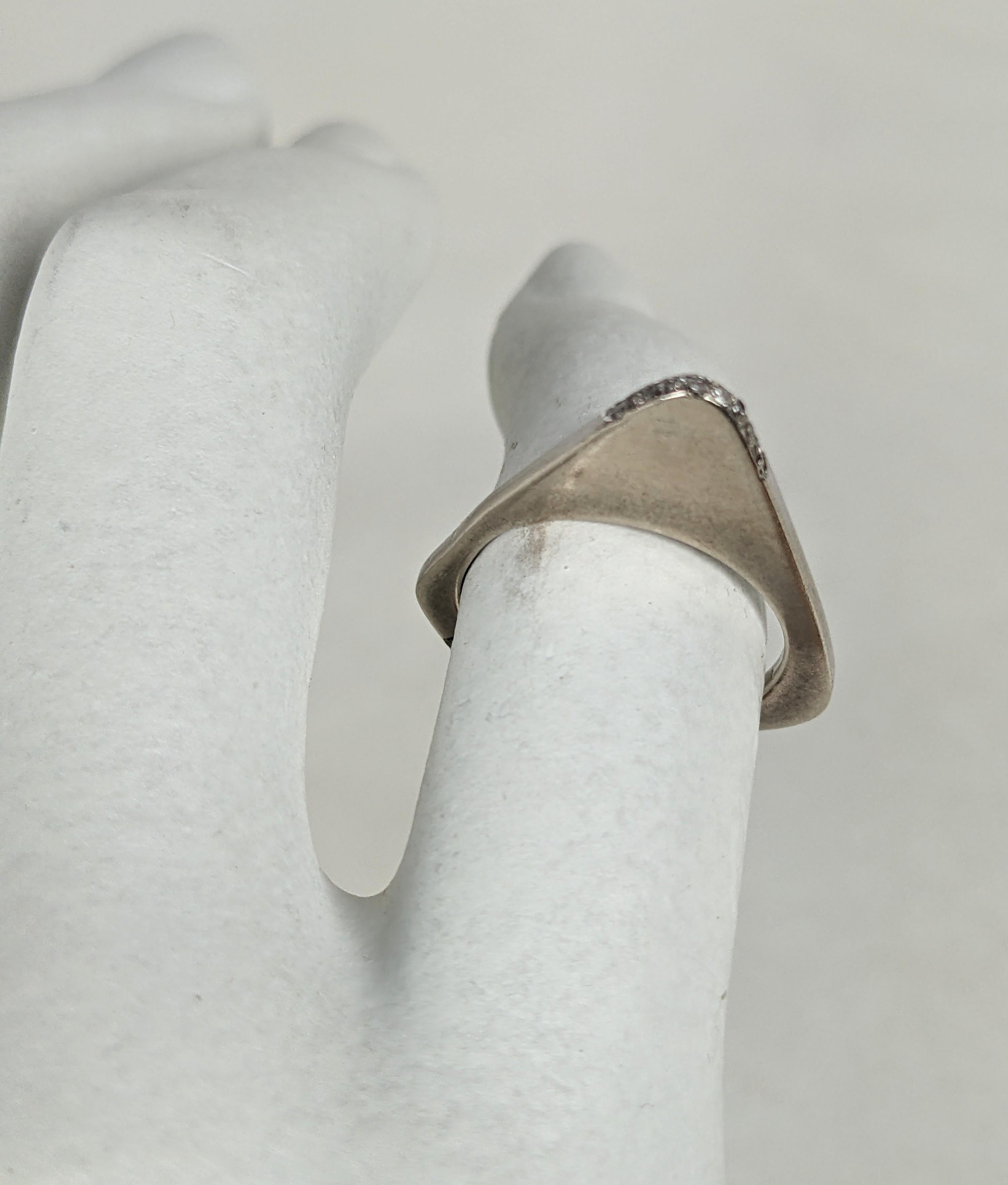 Bague moderniste en or blanc avec accents de diamants Bon état - En vente à New York, NY