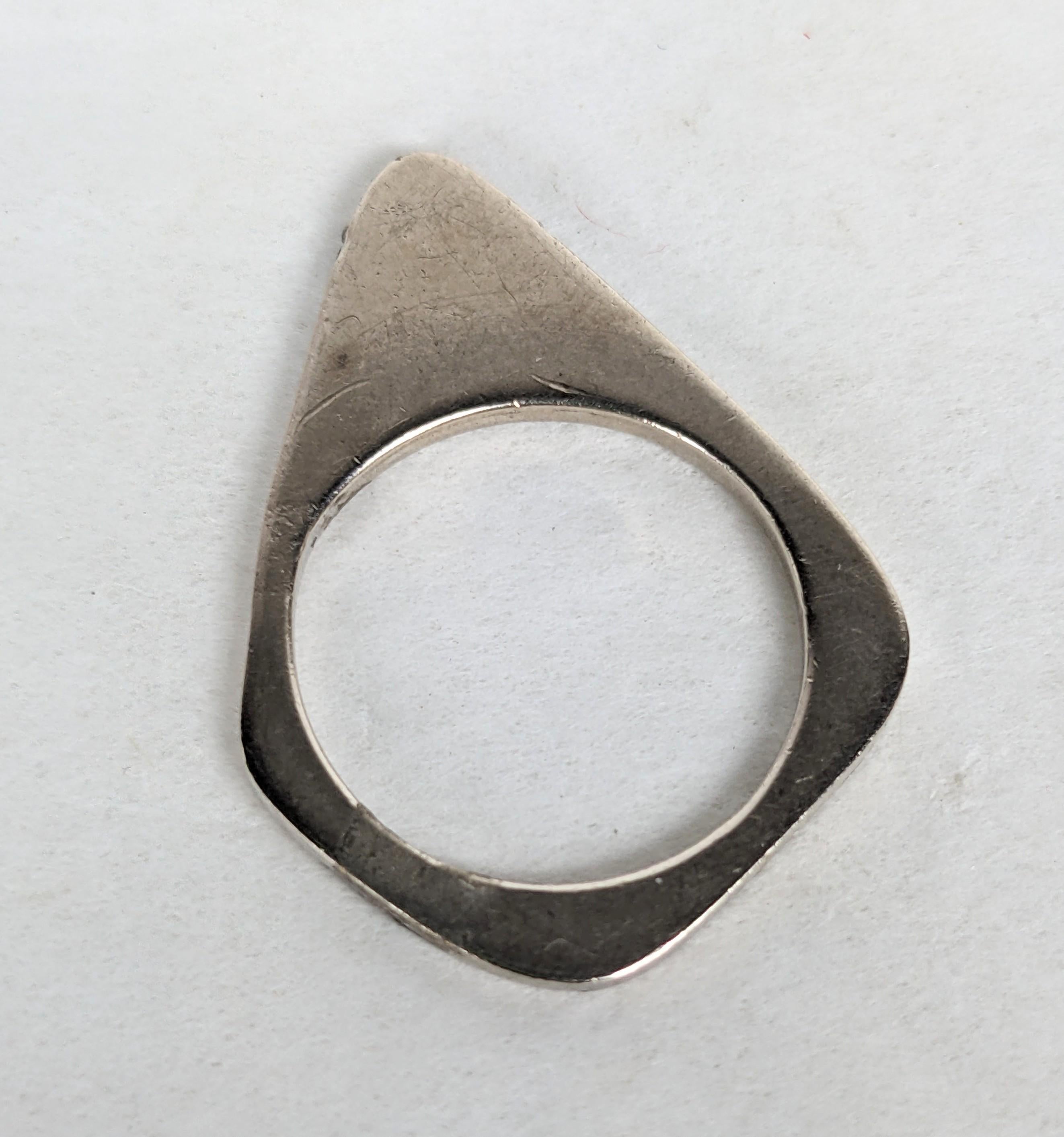 Bague moderniste en or blanc avec accents de diamants Unisexe en vente