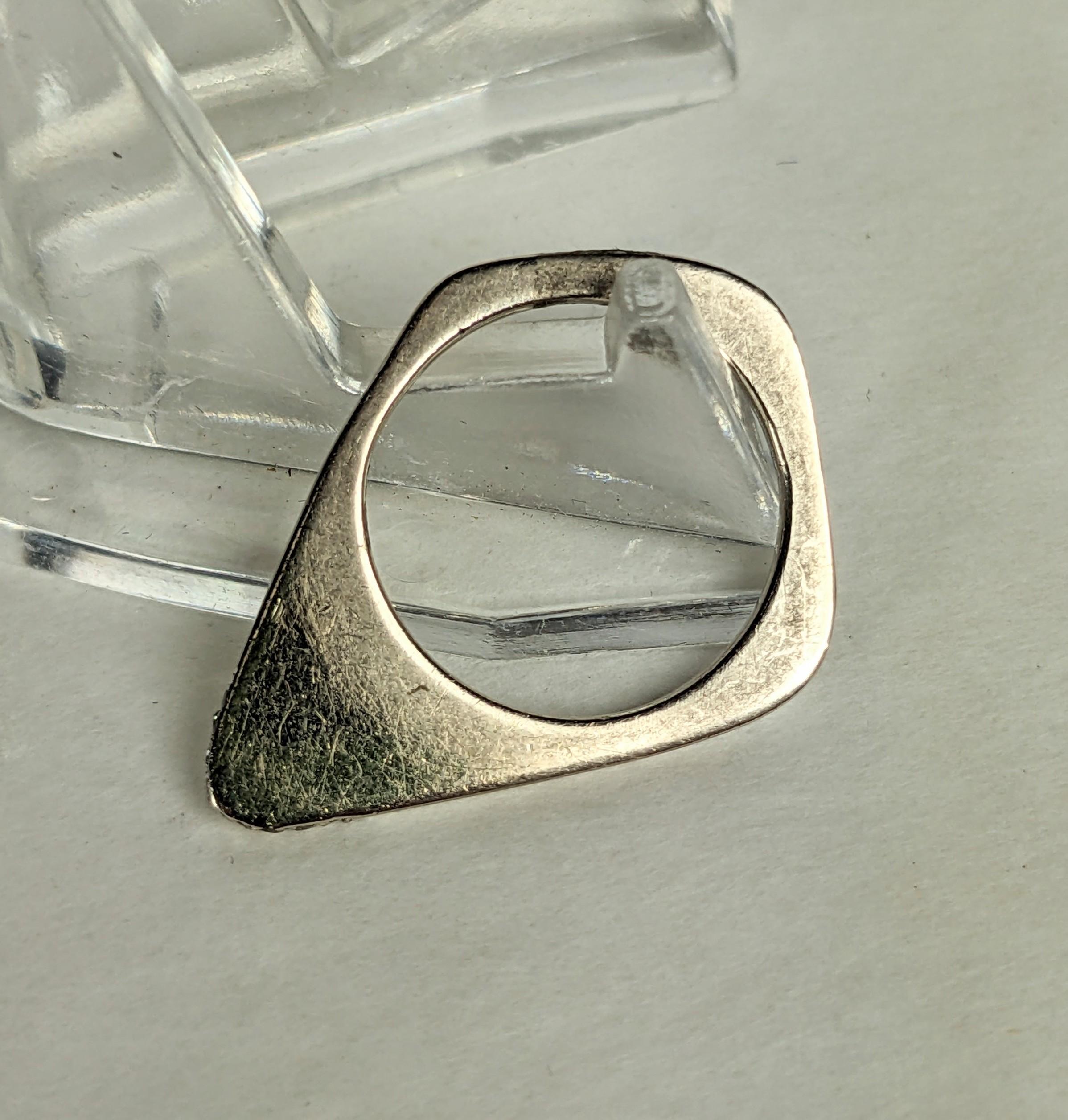 Bague moderniste en or blanc avec accents de diamants en vente 1