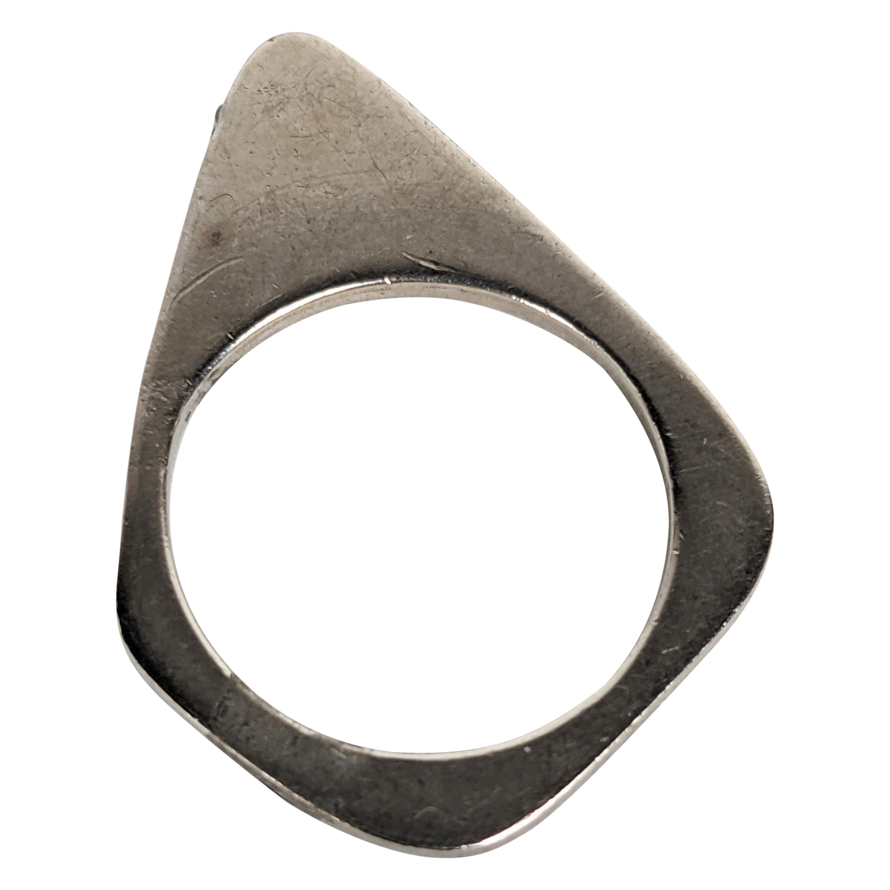 Bague moderniste en or blanc avec accents de diamants