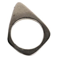 Modernistischer Ring aus Weißgold mit Diamant-Akzenten