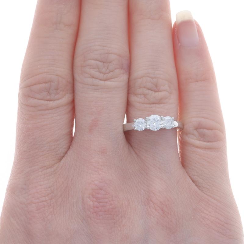 Anello di fidanzamento con tre pietre di Moissanite in oro bianco - 14k Brilliante rotondo .98ctw In condizioni ottime in vendita a Greensboro, NC