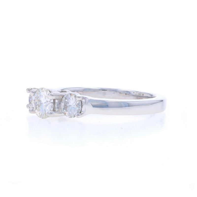 Donna Anello di fidanzamento con tre pietre di Moissanite in oro bianco - 14k Brilliante rotondo .98ctw in vendita