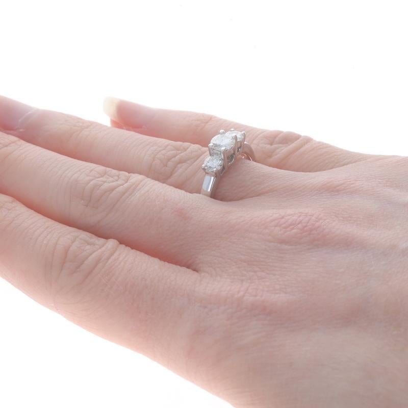 Anello di fidanzamento con tre pietre di Moissanite in oro bianco - 14k Brilliante rotondo .98ctw in vendita 1