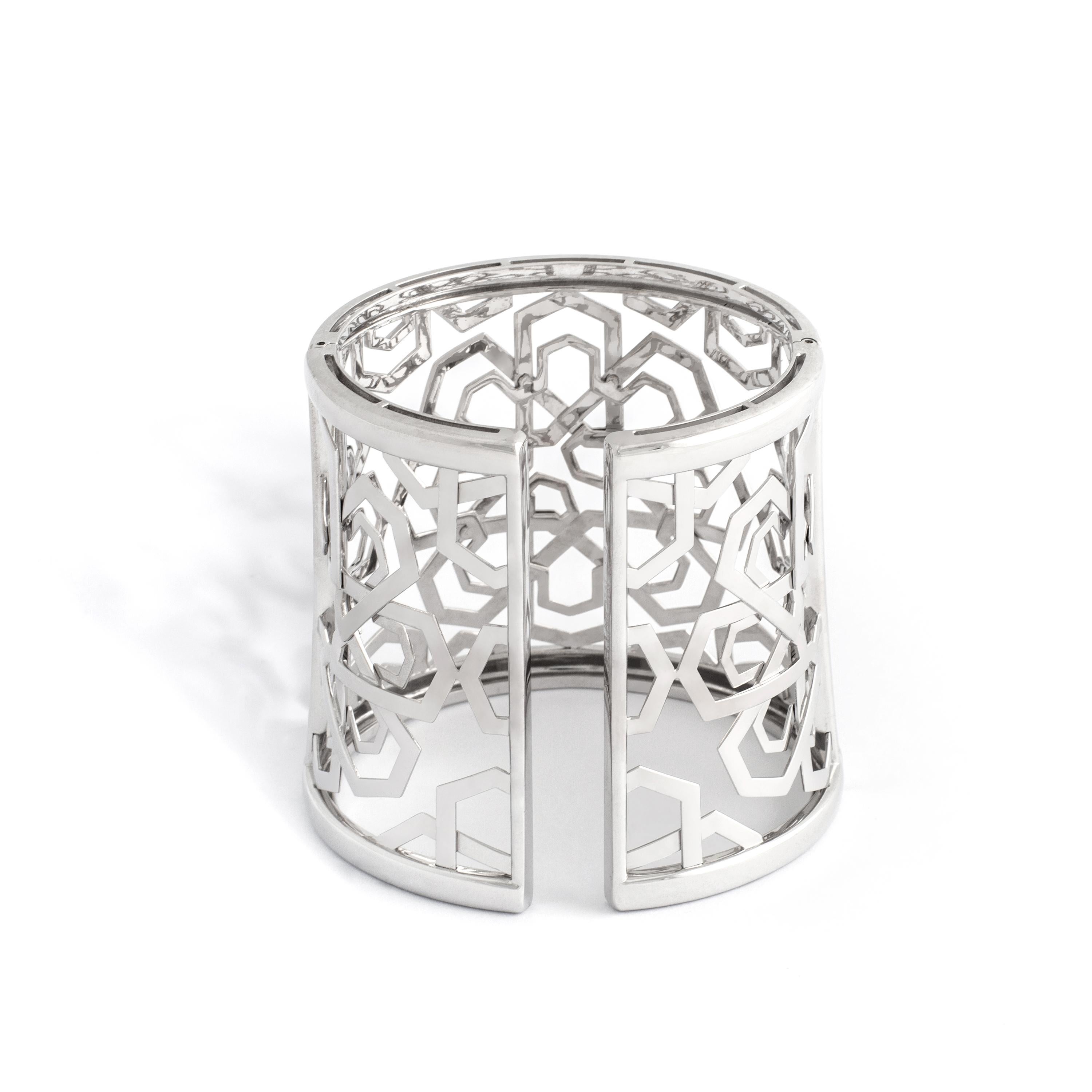 Cuff Bracelet white gold Musharabieh design.
Approximately 112.50 grams.
Length: 2.36 inches (6.00 centimeters).