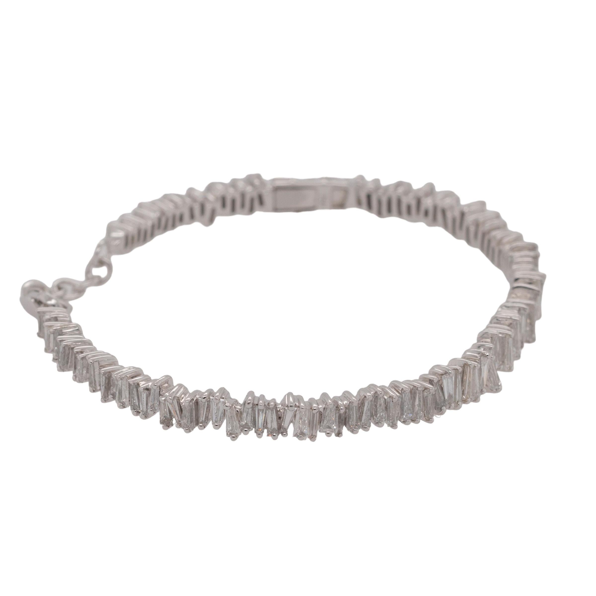 Dieser atemberaubende Armreif aus 18 Karat Weißgold ist ein Meisterwerk an künstlerischem Design und Luxus. Er ist mit insgesamt 5,39 Karat Diamanten im natürlichen Brillant-Baguetteschliff besetzt. Die Diamanten, die sorgfältig nach den Kriterien