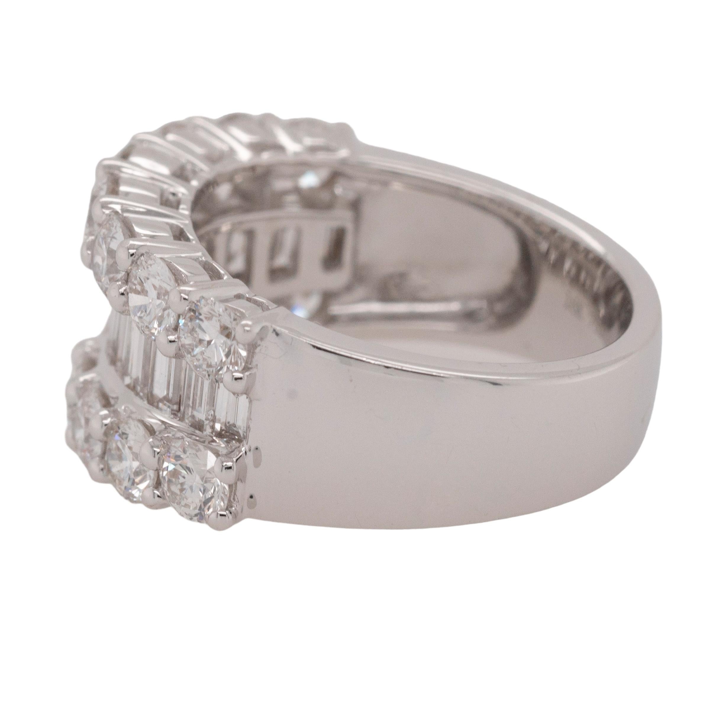Questo elegante anello in oro bianco 18 carati è una miscela mozzafiato di design classico e contemporaneo, con un totale di 3,25 carati di diamanti naturali. L'anello presenta un'incredibile combinazione di 2,12 carati di diamanti tondi brillanti e