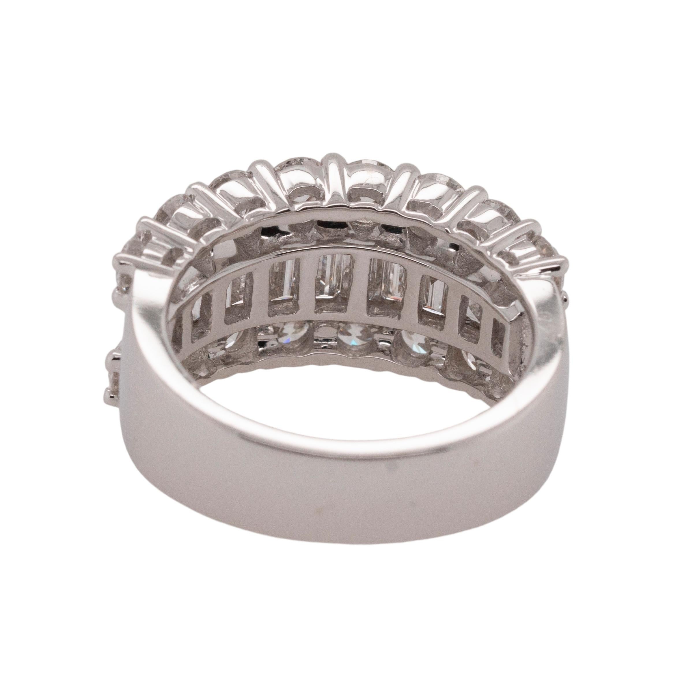 Anello in oro bianco con diamanti naturali a taglio misto In condizioni Nuovo in vendita a Boca Raton, FL