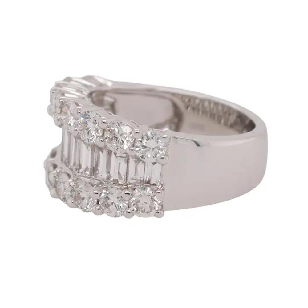 Anello in oro bianco con diamanti naturali a taglio misto in vendita 1