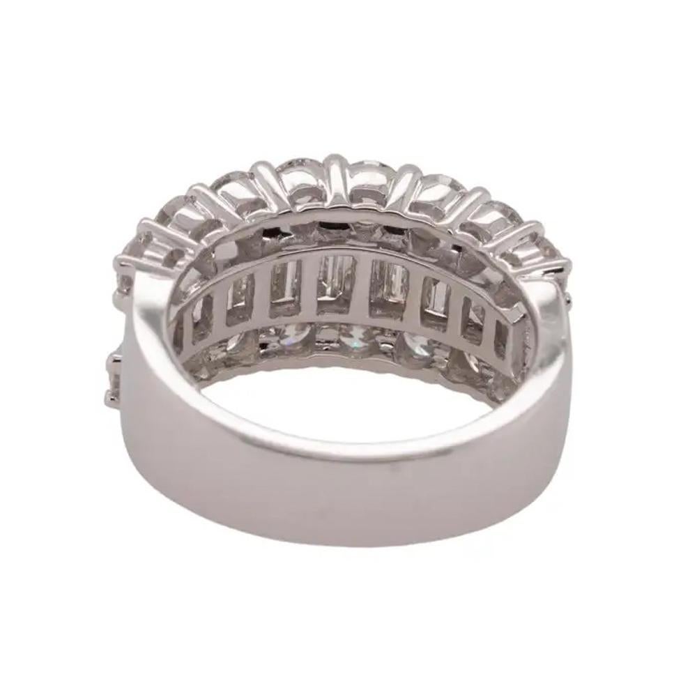 Anello in oro bianco con diamanti naturali a taglio misto in vendita 2