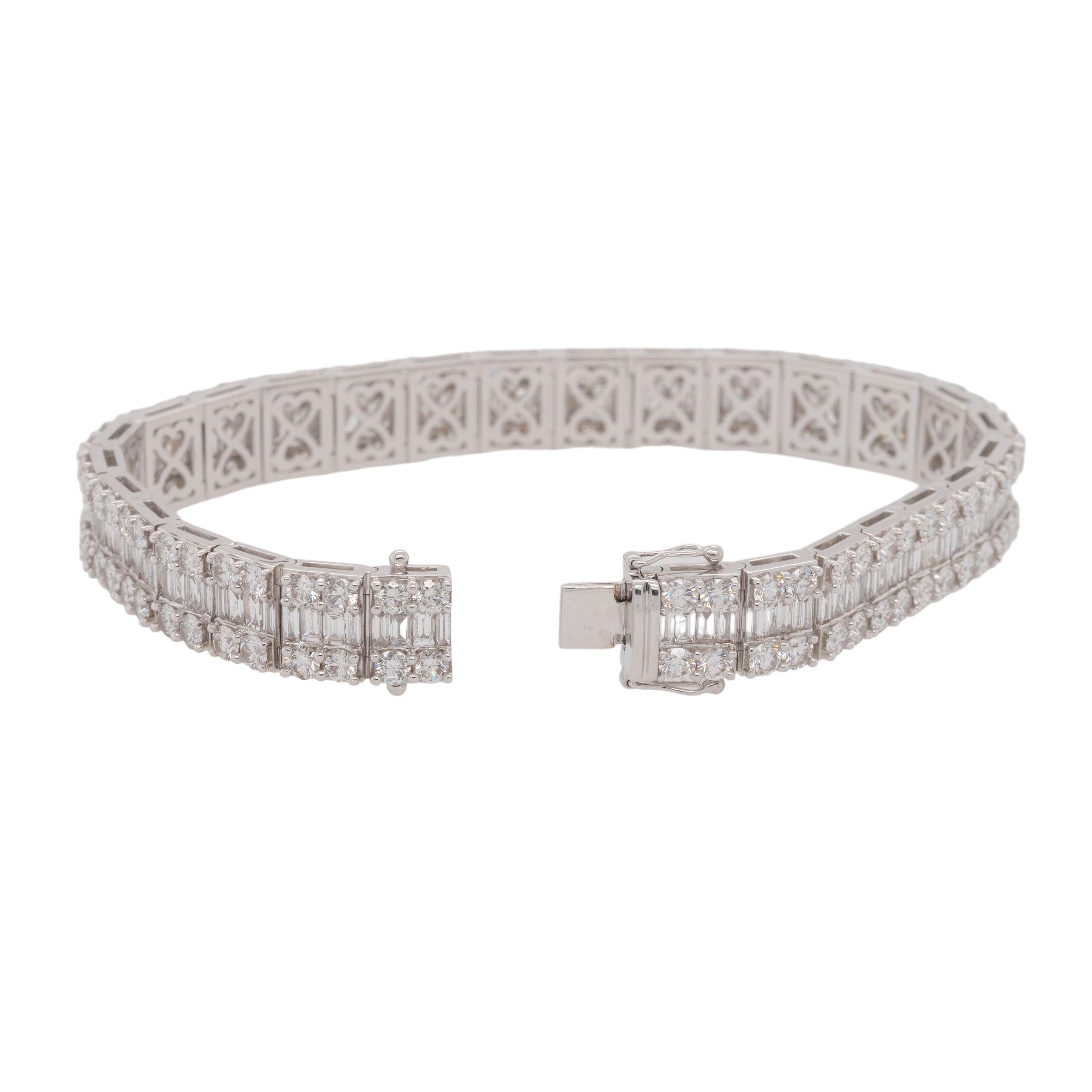 Dieses exquisite Armband aus 18 Karat Weißgold besticht durch seine Eleganz und Raffinesse. Es enthält insgesamt 14,97 Karat an natürlichen Diamanten. Das Armband ist meisterhaft mit drei Reihen funkelnder Diamanten gestaltet und kombiniert 9,97