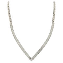 Collier en or blanc composé de diamants mixtes naturels en forme de V