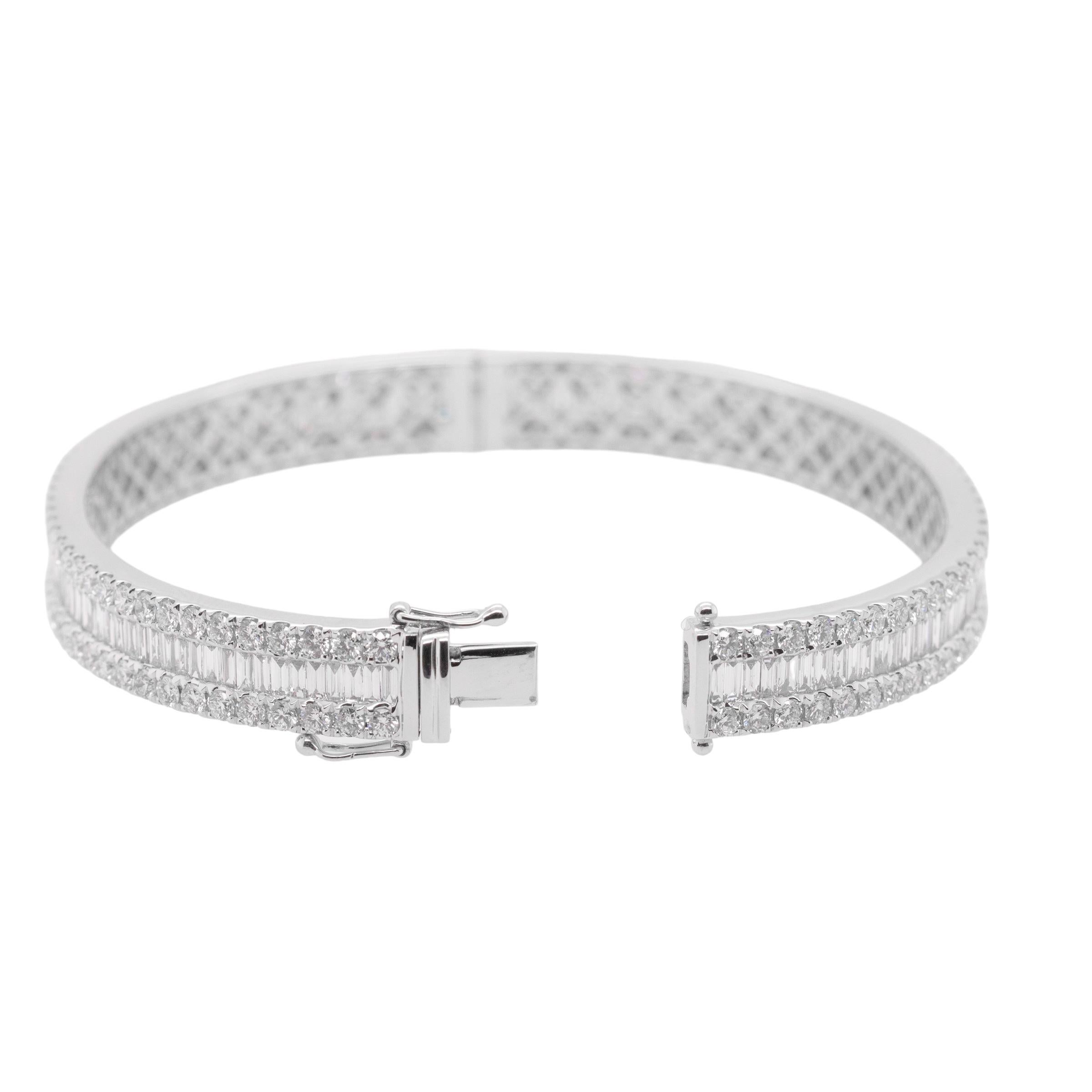 Taille mixte Bracelet en or blanc avec trois rangs de diamants naturels ronds et taille émeraude en vente