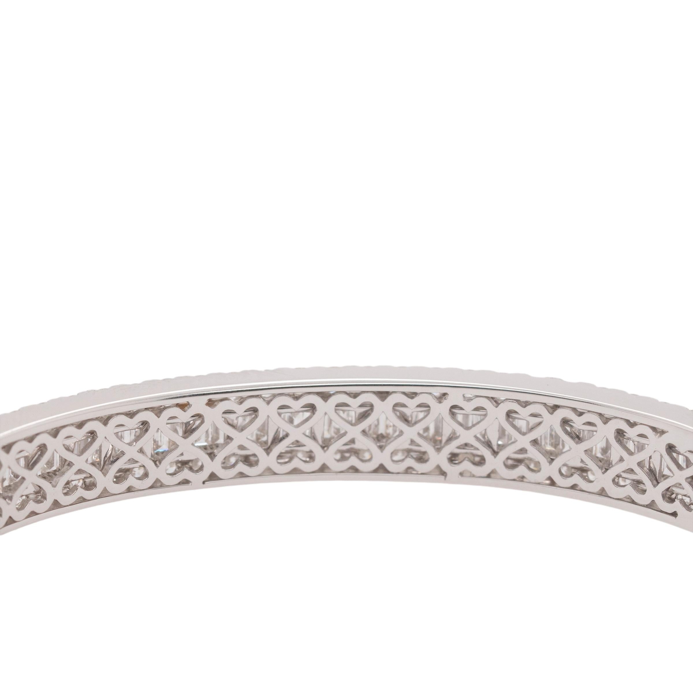 Bracelet en or blanc avec trois rangs de diamants naturels ronds et taille émeraude Neuf - En vente à Boca Raton, FL