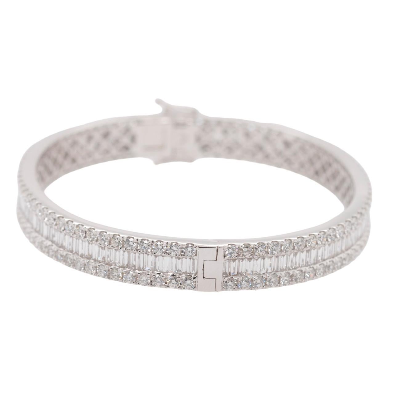 Pulsera de tres filas de diamantes naturales redondos y talla esmeralda de oro blanco en venta 2