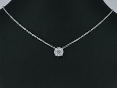 Collier et pendentif en or blanc sertis de diamants taille brillant