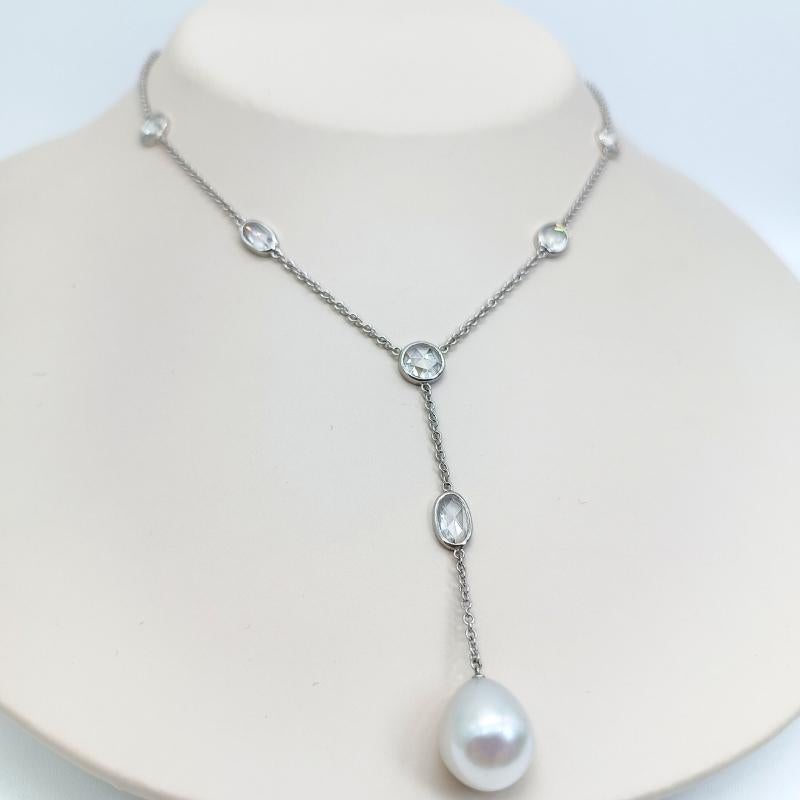 White Gold Necklace chain with 6 rose-cut diamonds, 3 oval-cut diamonds and 3 round-cut diamonds and 1 Australian pearl.

18 k White Gold
Diamonds
1 Australian Pearl