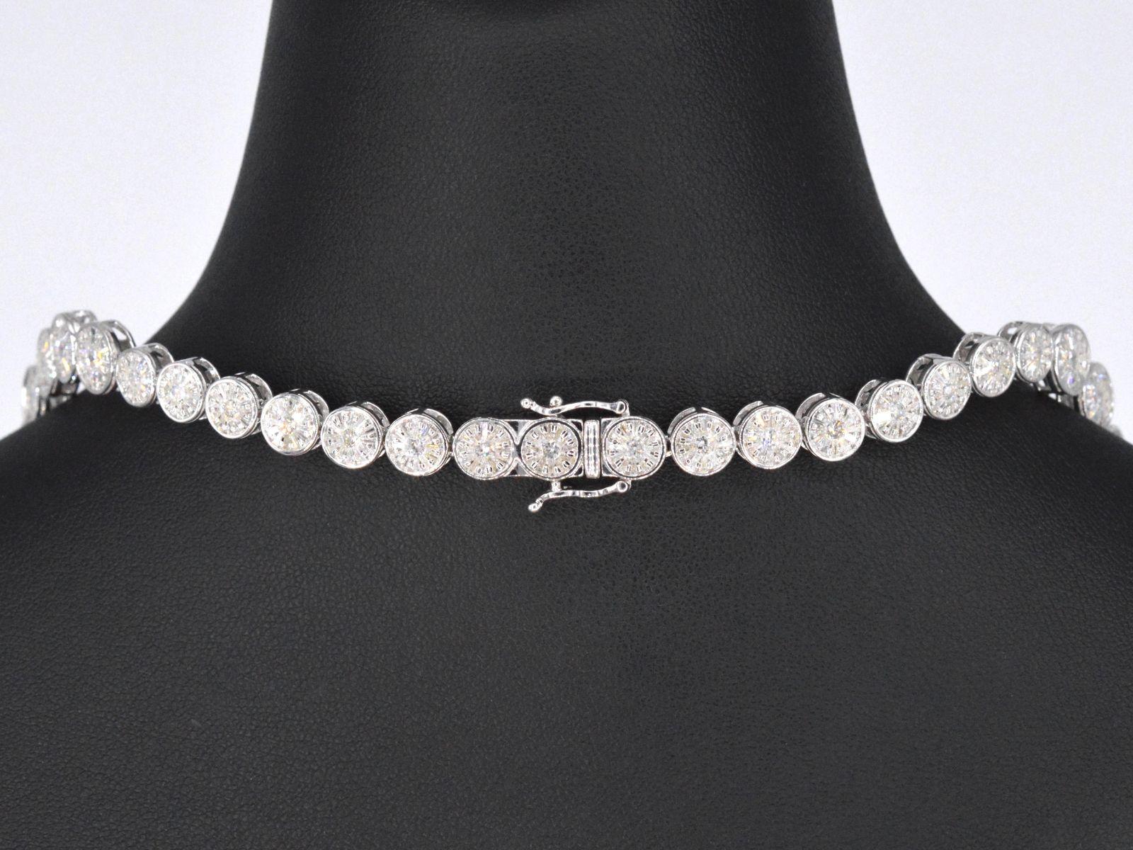 White Gold Necklace with 15.00 Carat Diamonds In New Condition For Sale In AMSTELVEEN, NH