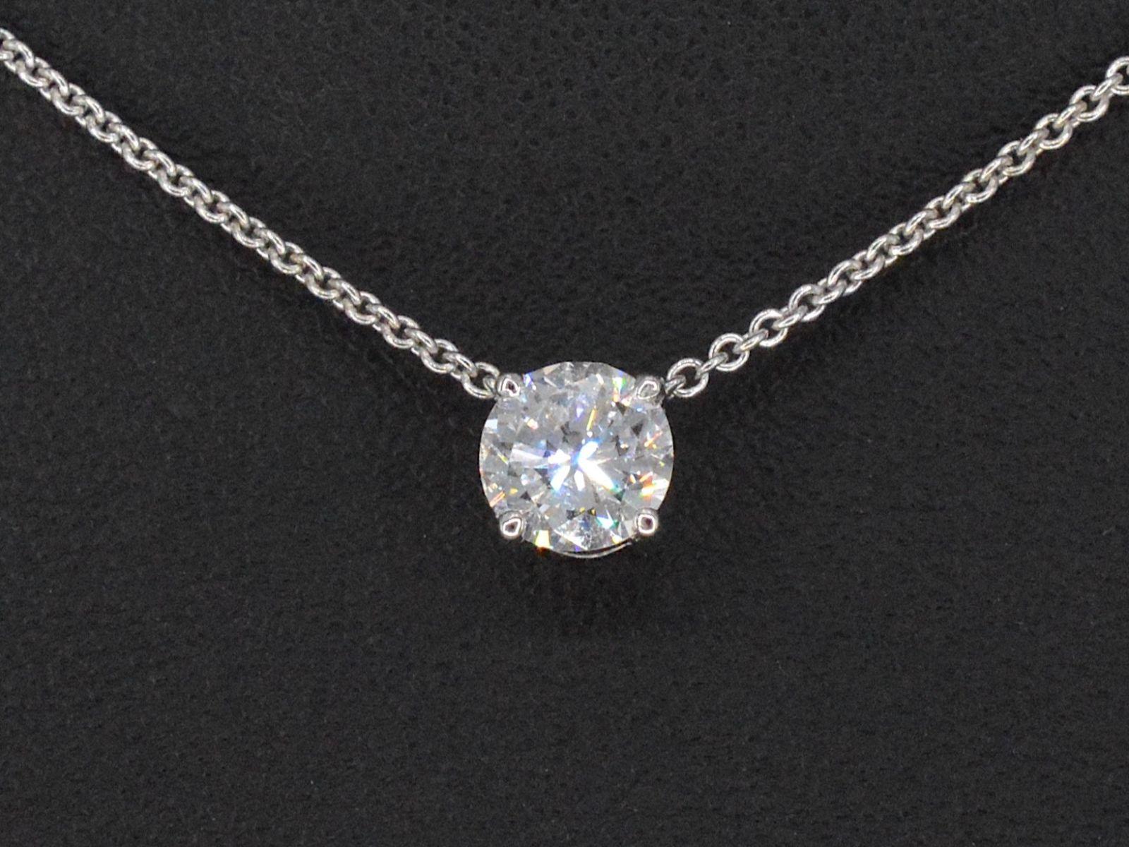 Diamonds: 1 piece; Weight: 1.00 carat; Cut: Brilliant; Colour: F; Purity: VVS; Grinding quality: Very good; Jewel: Pendant (excl. Necklace); Weight: 3.6 ounces; Hallmark: 18K gold ; Length: 42cm; Condition: New; The quality has been taken from the