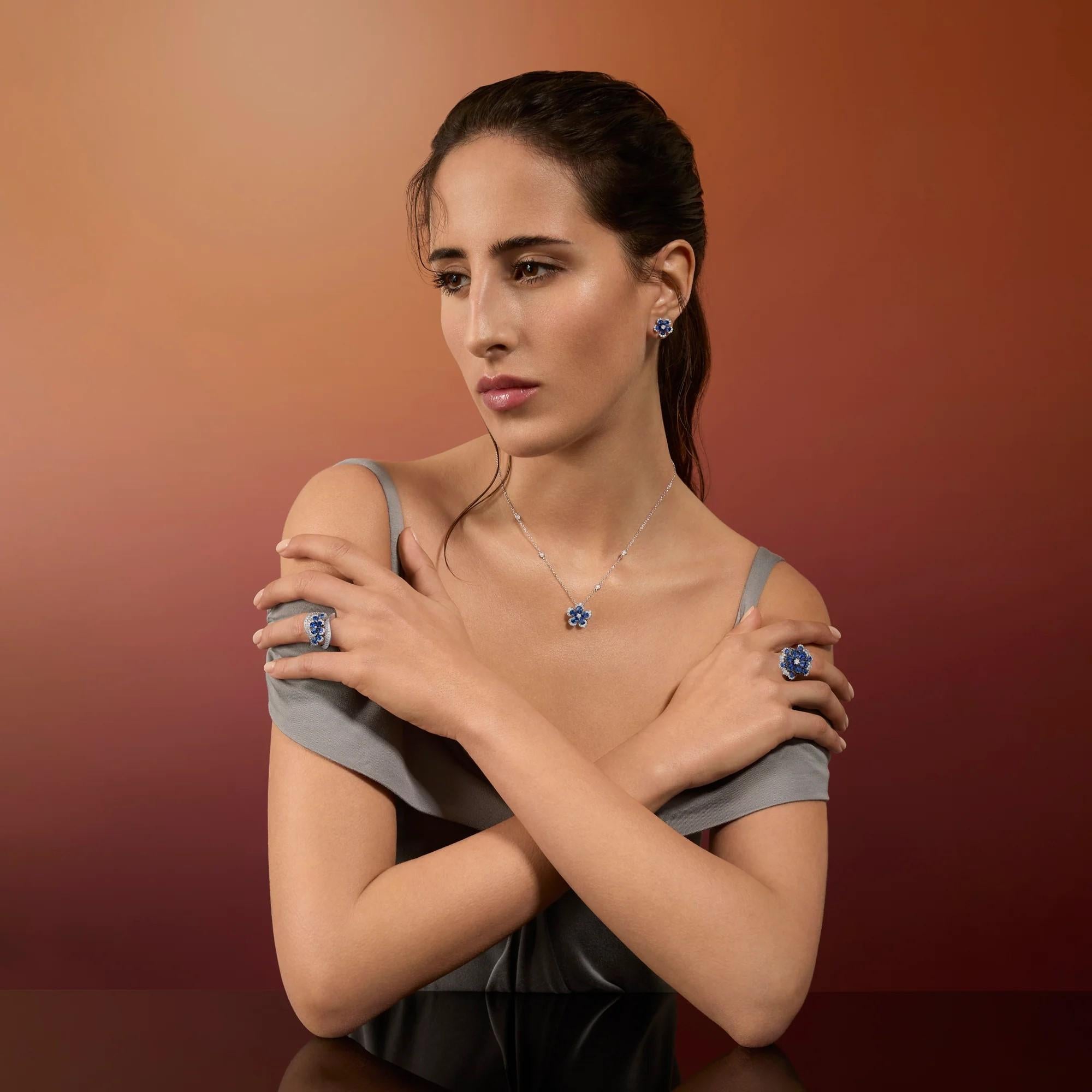 Questa elegante collana Giardino Leggero con zaffiro blu presenta un design delicato ornato da uno splendido pendente a forma di fiore di zaffiro blu e da scintillanti diamanti bianchi lungo la catena. 
Eleva qualsiasi outfit con questo accessorio