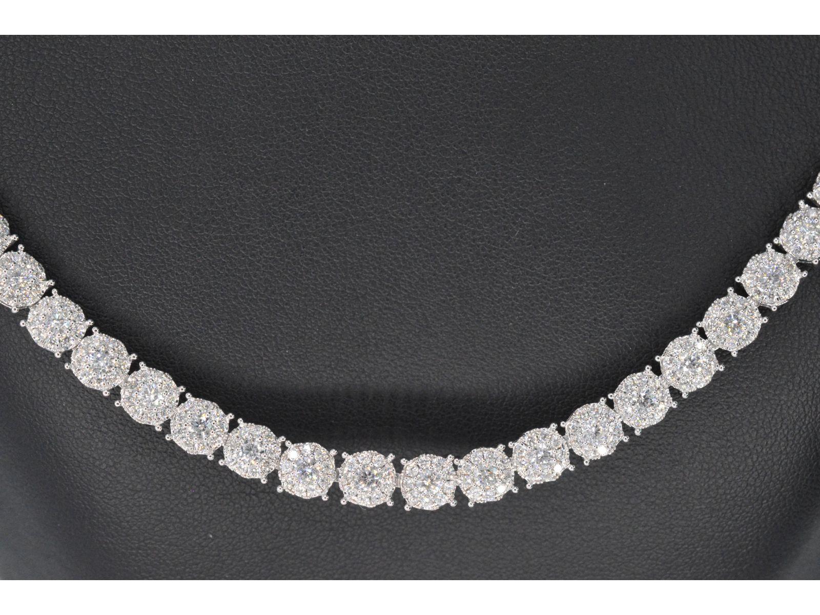 Wir stellen Ihnen unsere atemberaubende Weißgold-Halskette mit Diamanten von insgesamt 10,00 Karat vor. Dieses exquisite Stück besteht aus Diamanten im Brillantschliff mit einem Farbgrad von F-G und einem Reinheitsgrad von SI-P. Die aus 18 Karat