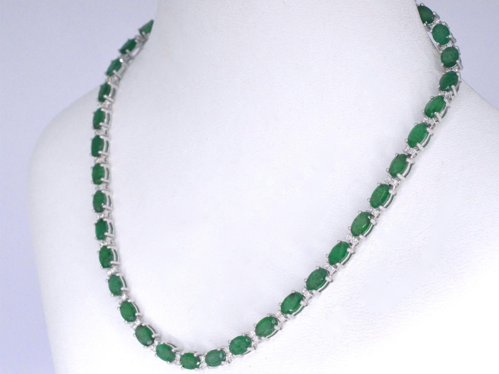 Contemporary White Gold Necklace with Diamonds and Emerald For Sale