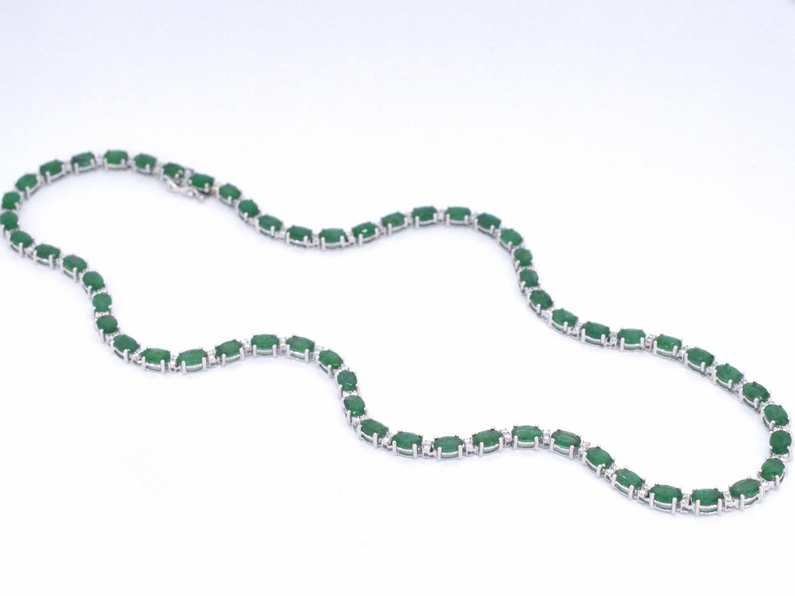 White Gold Necklace with Diamonds and Emerald In New Condition For Sale In AMSTELVEEN, NH