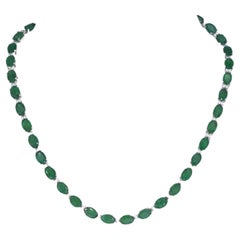 White Gold Necklace with Diamonds and Emerald
