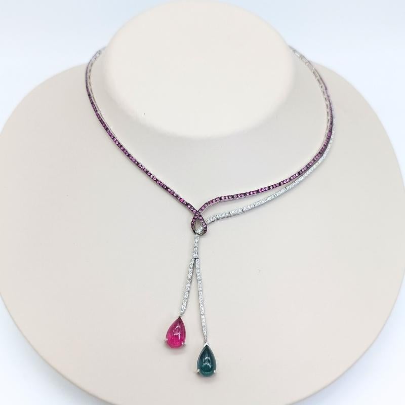 White Gold Necklace intertwined with txo rows of 110 brilliant-cut diamonds and 230 brilliant-cut pink sapphires, rubelite and tourmaline cabochon-cut pendants.

18k White Gold
110 Diamonds 1,42k
230 Pink Sapphires 4,16k
1 Rubelite 3,50k
1 Green