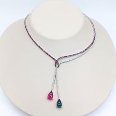 Collana in oro bianco con diamanti, zaffiri, rubellite e tormalina