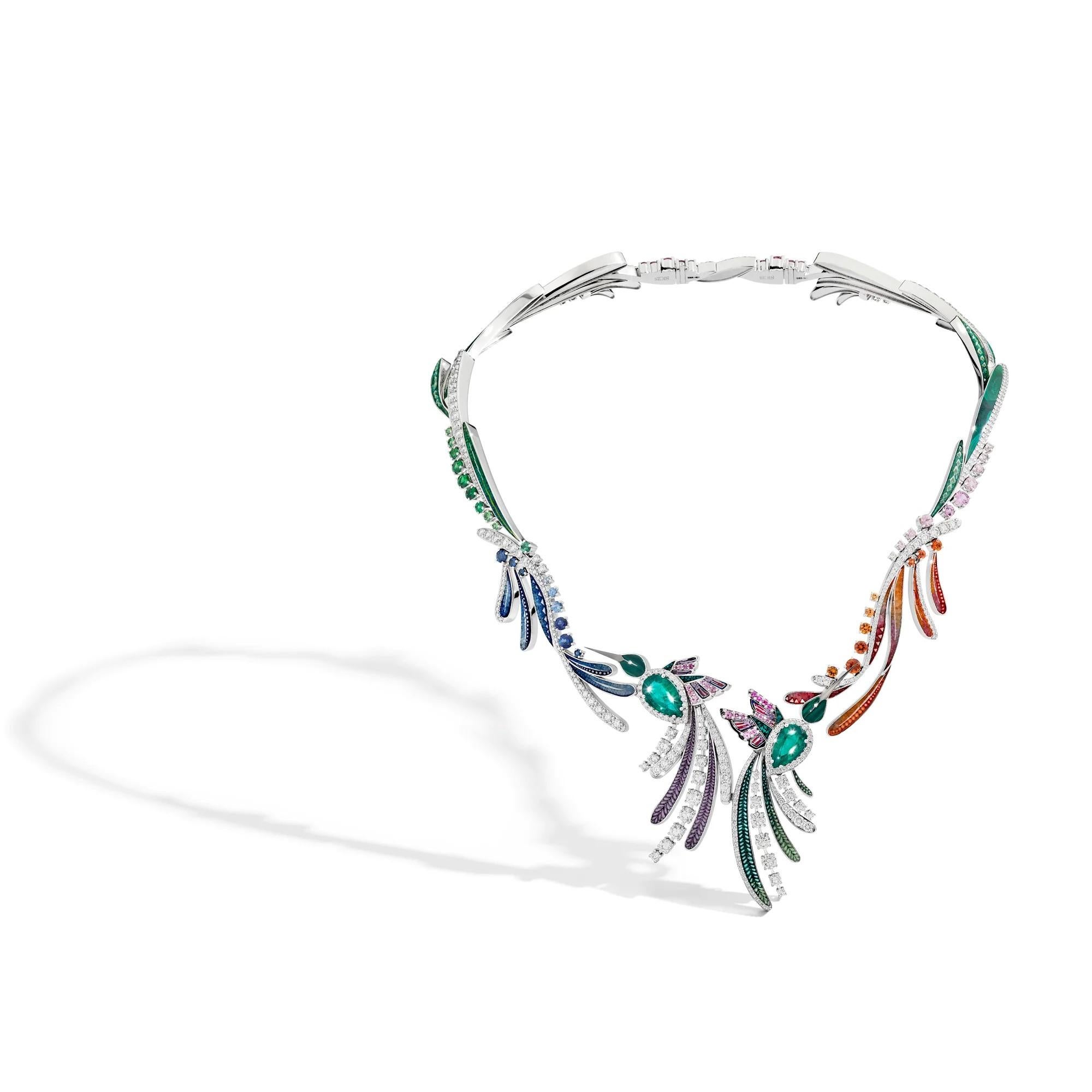 Contemporaneo Oro bianco  Collana con smeraldi, zaffiri, malachite e diamanti bianchi in vendita