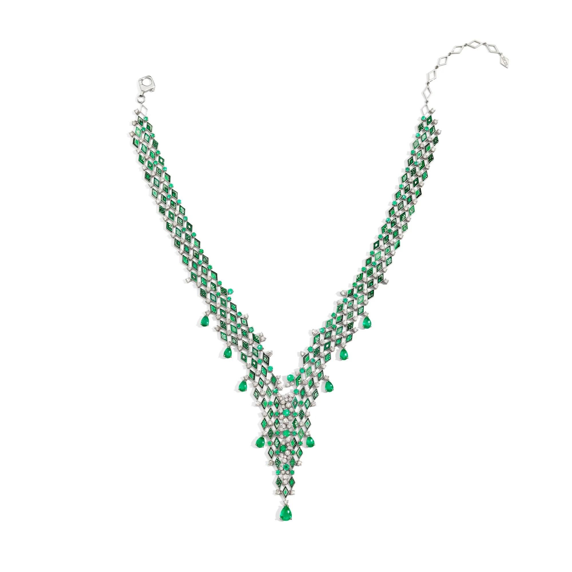 Taille mixte White GOld Necklace with White Diamonds, Emeralds and Micromosaic en vente