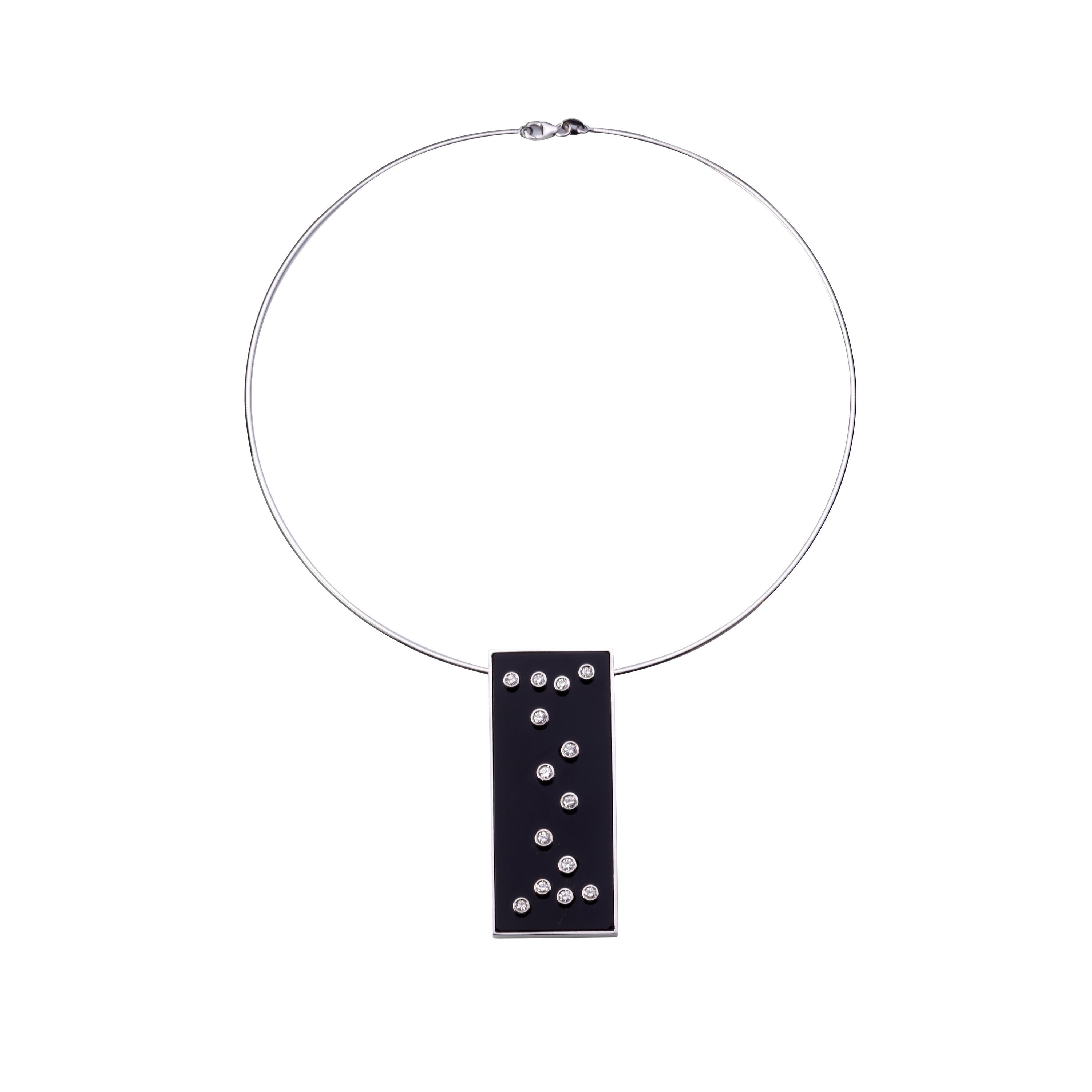 This pendant is handmade in 18k white gold with a rectangular piece of onyx and 14 round brilliant-cut diamonds , quality G VS.
The white gold semi-rigid necklace is sold apart.