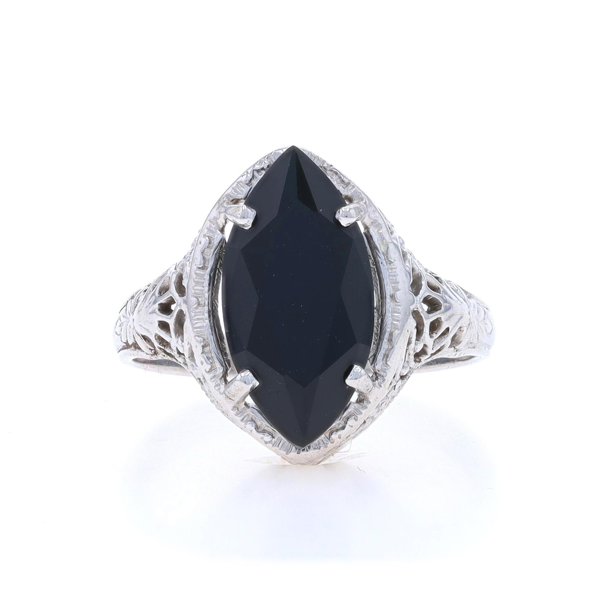 Taille : 5 1/2
Frais de taille : Up&Up 2 tailles pour $40 ou Down 1 taille pour $30

Époque : Art déco
Date : années 1920 - années 1930

Contenu métallique : Or blanc 18k

Informations sur les pierres

Onyx naturel
Couleur : Noir

Style : Solitaire
