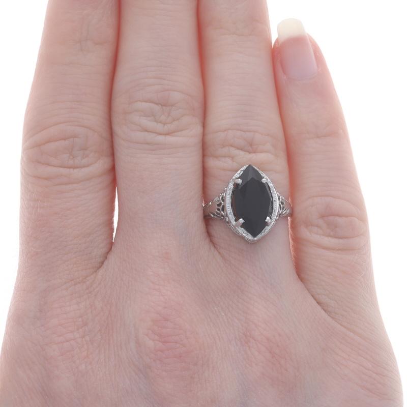 Taille Marquise Solitaire de cocktail Art déco filigrane milgrain en or blanc 18 carats en vente
