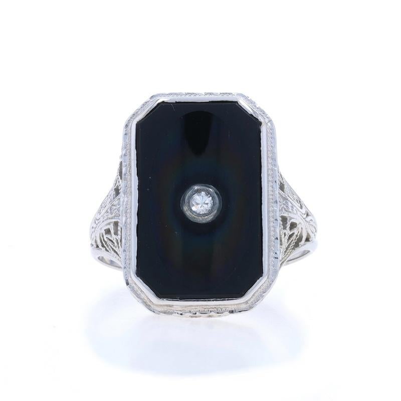 Dimensione: 6
Costo della taglia: Aumento di 2 taglie per $40 o Diminuzione di 1 taglia per $30

Epoca: Art Déco
Data: anni '20 - '30

Contenuto del metallo: Oro bianco 18k

Informazioni su A. Stone

Onice naturale
Colore: nero

Diamante