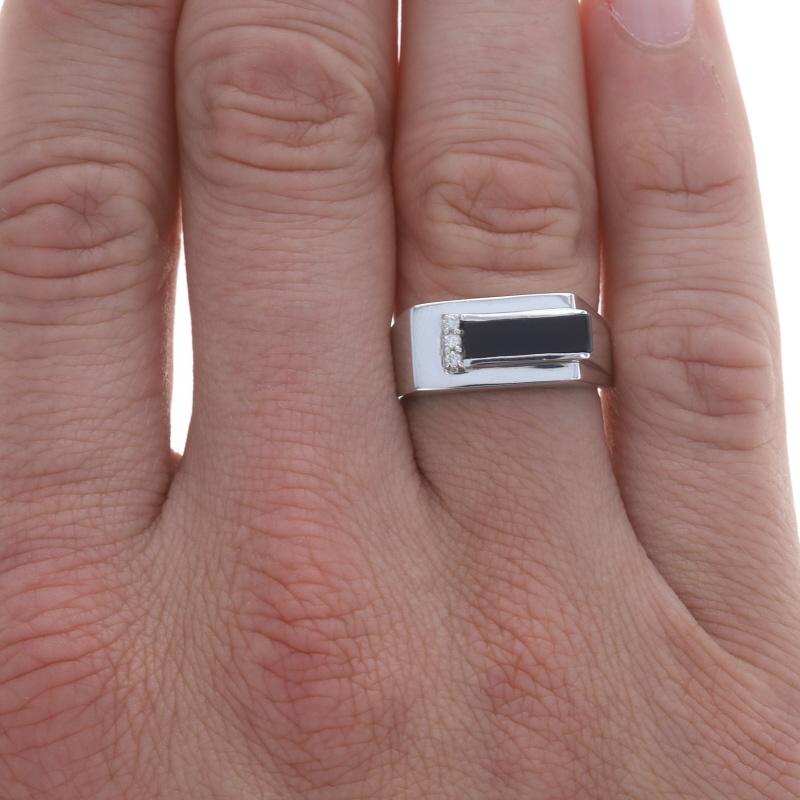 Größe: 9 1/2
Gebühr für Größenanpassung: Up 1/2 eine Größe für $35 oder Down 1/2 eine Größe für $35

Metall Inhalt: 10k Weißgold

Informationen zu Stein
Natürlicher Onyx
Farbe: Schwarz

Natürliche Diamanten
Karat(e): .04ctw
Schliff: Runder