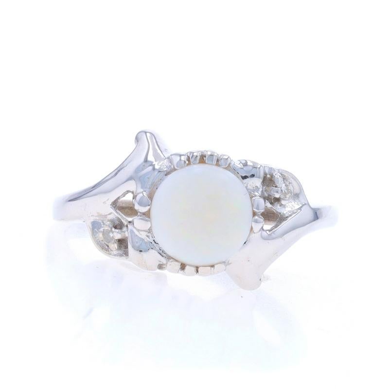 Größe: 8
Gebühr für Größenanpassung: 2 Größen hoch für $35 oder 1 Größe runter für $35

Epoche: Vintage By

Metall Inhalt: 10k Weißgold

Informationen zu Stein

Natürlicher Opal
Karat(e): .82ct
Schliff: Runder Cabochon

Natürliche Diamanten
Schnitt: