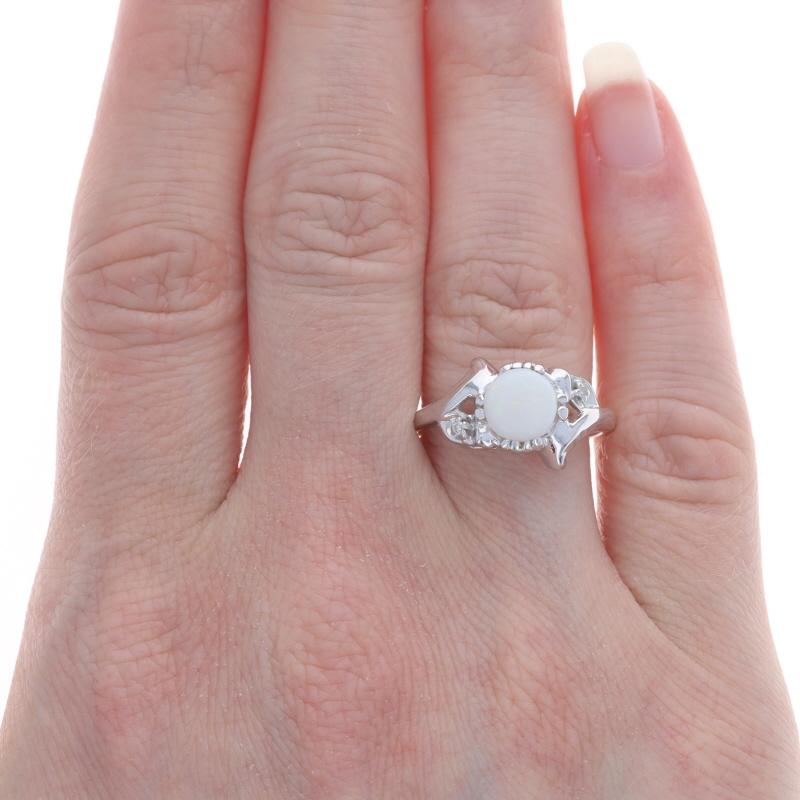 Vintage Bypass-Ring aus Weißgold mit Opal und Diamant - 10k rundem Cabochon .82 Karat (Rundschliff) im Angebot