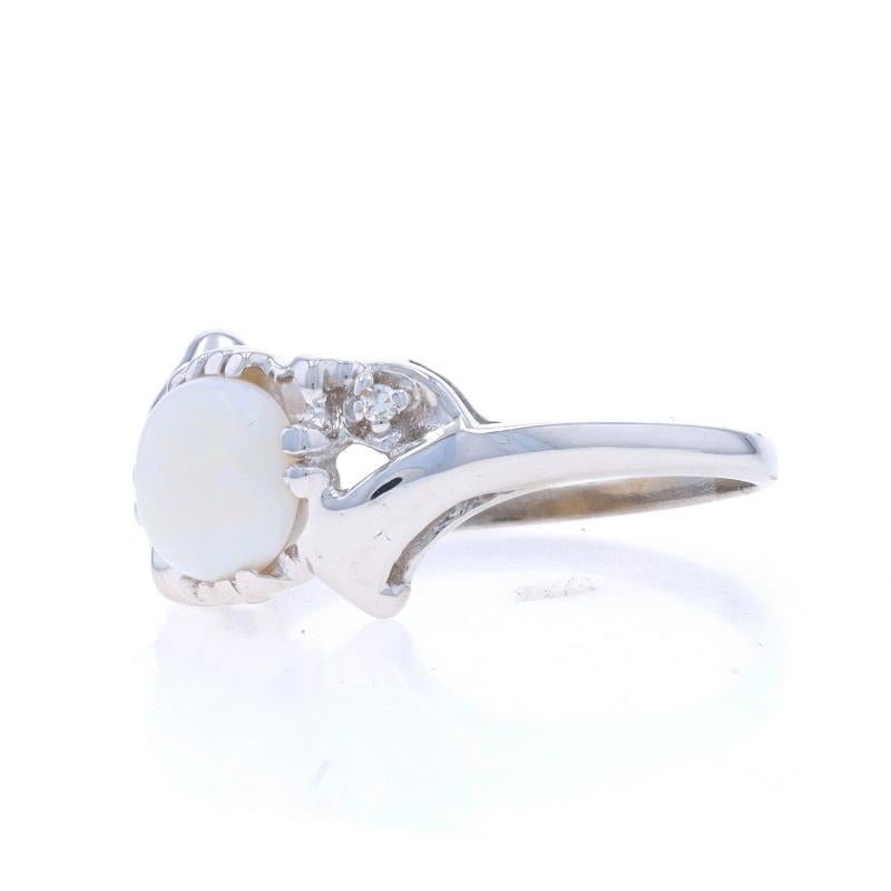 Vintage Bypass-Ring aus Weißgold mit Opal und Diamant - 10k rundem Cabochon .82 Karat im Zustand „Hervorragend“ im Angebot in Greensboro, NC