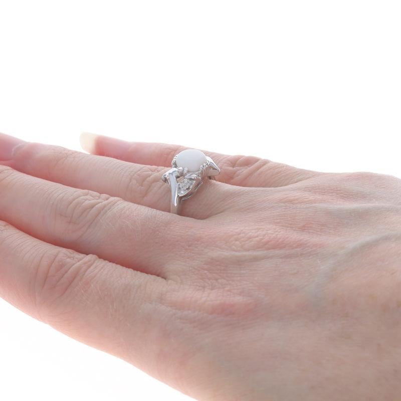 Vintage Bypass-Ring aus Weißgold mit Opal und Diamant - 10k rundem Cabochon .82 Karat Damen im Angebot