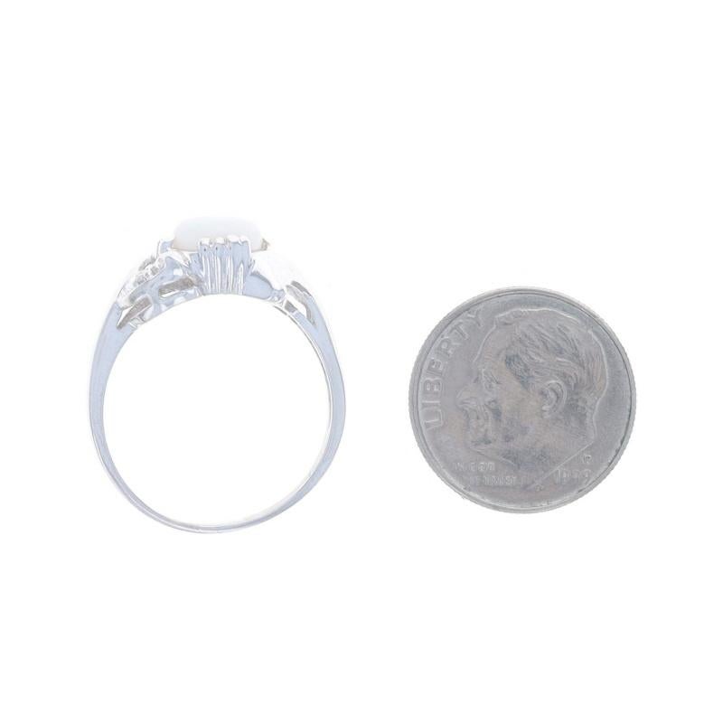 Vintage Bypass-Ring aus Weißgold mit Opal und Diamant - 10k rundem Cabochon .82 Karat im Angebot 1