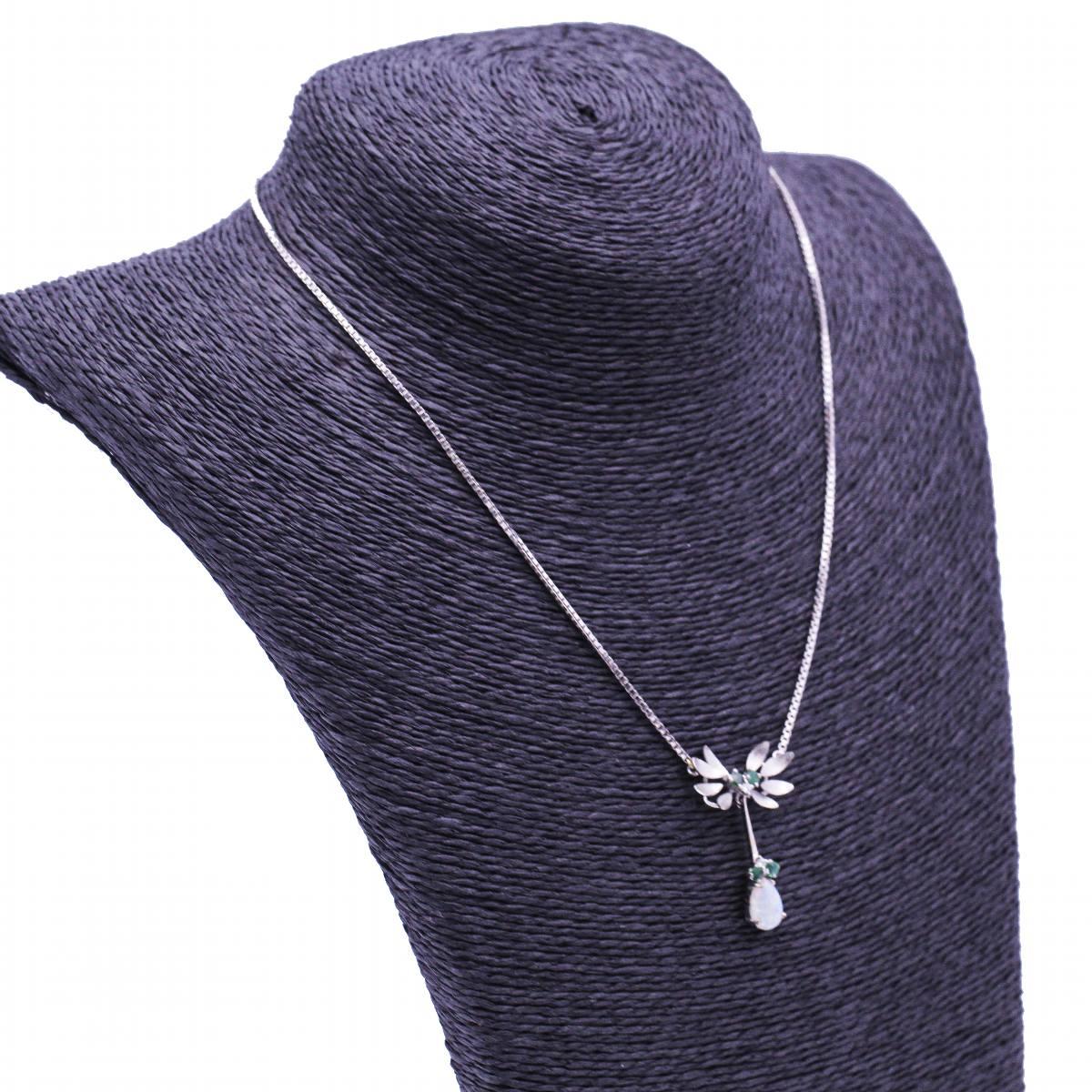 Collana Vintage By 1966 in oro con diamanti, opale e smeraldi  Diamanti taglio Brilliante del peso di 0,07ct.  Opale bianco naturale con taglio a pera di circa 3,00ct.  Smeraldi del peso di circa 0,20ct  Oro bianco 18kt  9,27 grammi.  Catena
